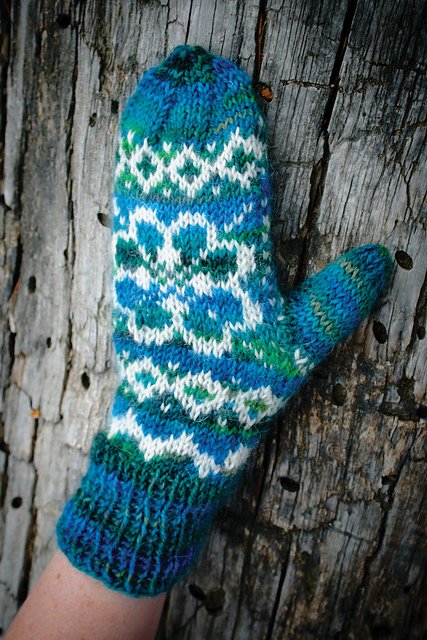 x-country mittens pattern blue green